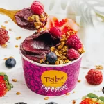 Pote de açaí líquido Tribe, servido com frutas exóticas, saudável, vegan e nutritivo